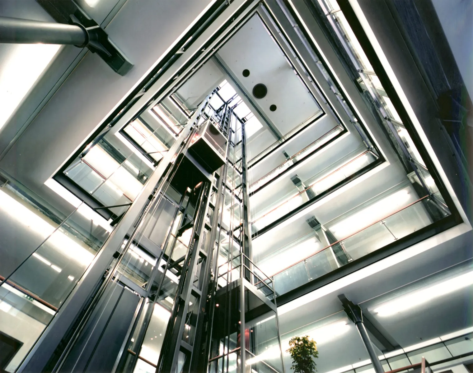 Verglaster Aufzugsschacht und lichtdurchflutetes Atrium im Inneren der denkmalgeschützten Lünersee Fabrik